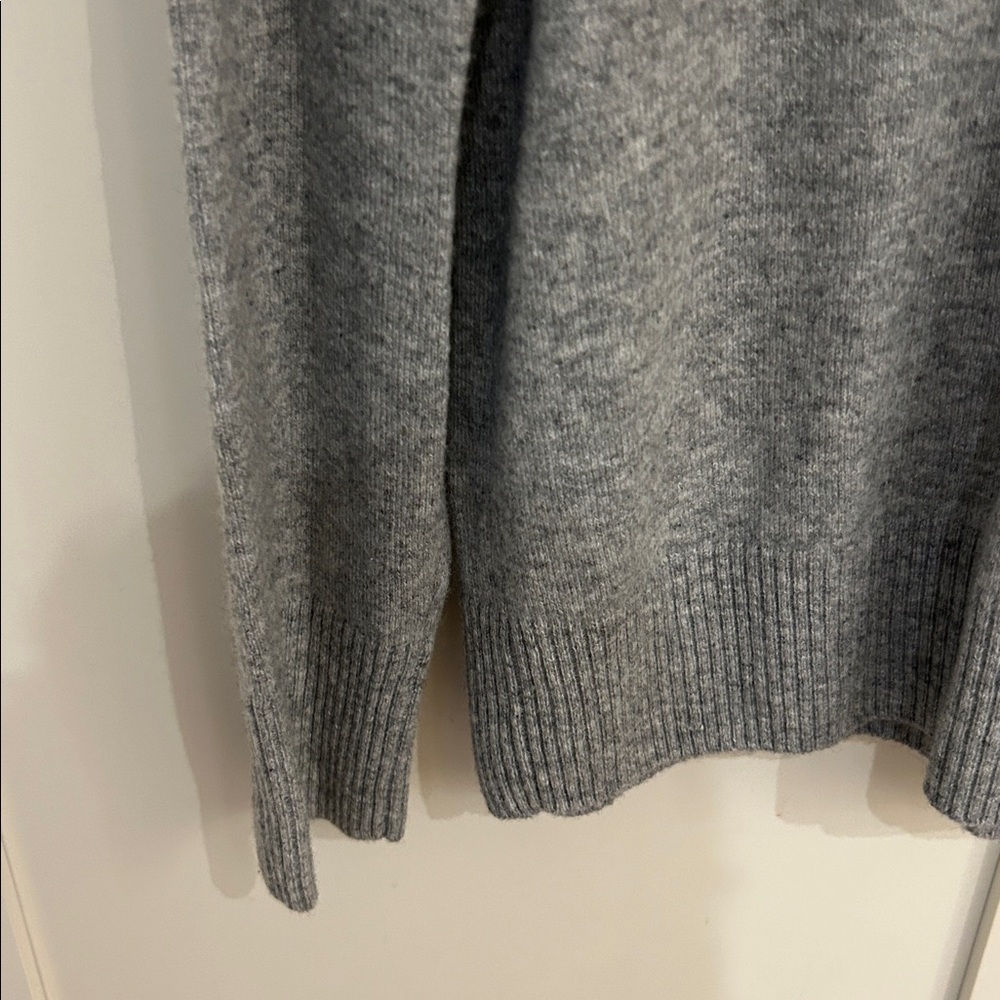 Vince Gray 100% cashmere Crewneck women’s Sweater size small - Picture 3 of 6